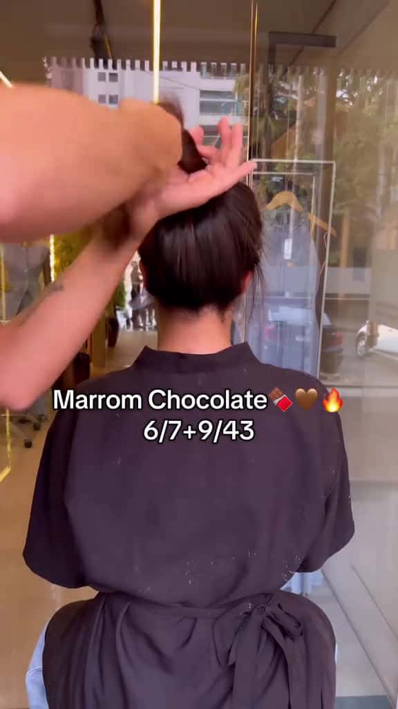 Cover for Marrom Chocolate   Ela tinha mechas cor de mel e decidiu pular para o Marrom cria 35479 #america