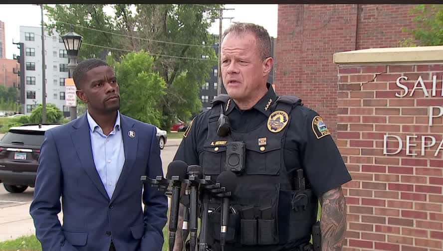 Cover for Man shoots himself after shoot out with police 👮 in St Paul Mn