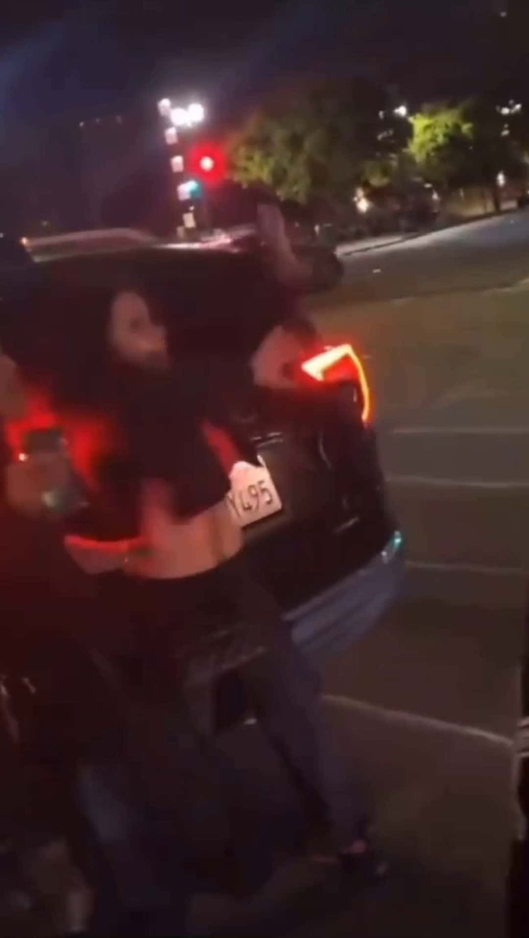 Cover for women gets hit in the head with bottle.  #assault #bottle  #fight 