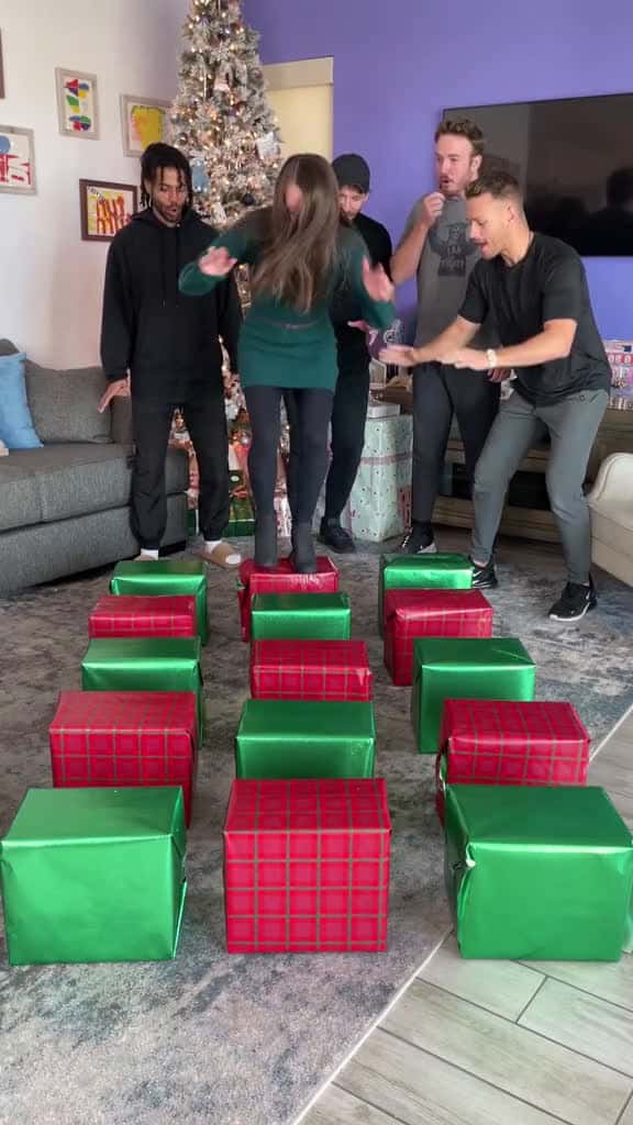 Cover for The best Christmas game . game family christmas challenge presents mom dad 81998 #us