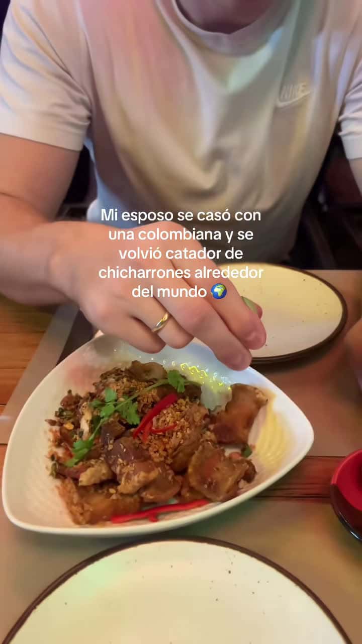 Cover for Se llama Moo Krob en tailandés 🫶🏼 Su primer chicharrón fue en Colombia y quedó enamorado 😍 #fyi #chicharron #catadordecomidas