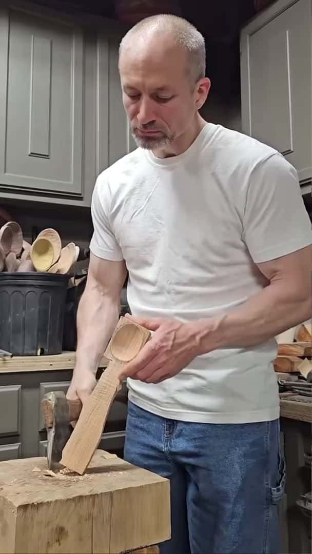 Cover for Spoon carvers, you need to know about this guy! #carving #craft #spoon #woodworking #handmade_026 (2)