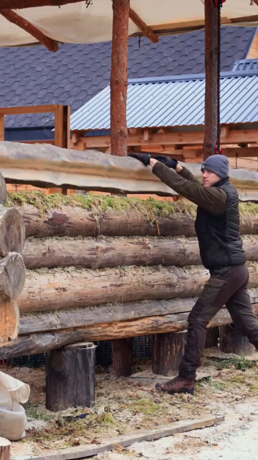 Cover for It’s a long but interesting process. During this time I laid 4 full rows of wall, and then decided to concentrate on the front of the house. To lift the logs up, I use my temporary roof, which I installed in the summer to protect 