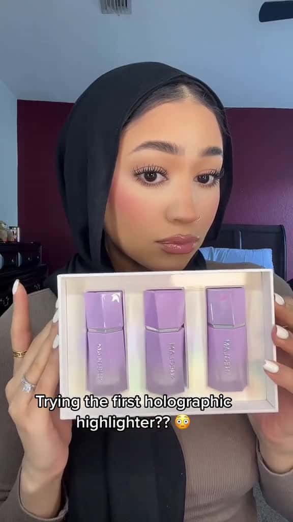 Cover for I m actually obsessed Chroma-glow bloom liquid highlighter in shade Flying Comet SHEGLAM s 77930 #nicevideo