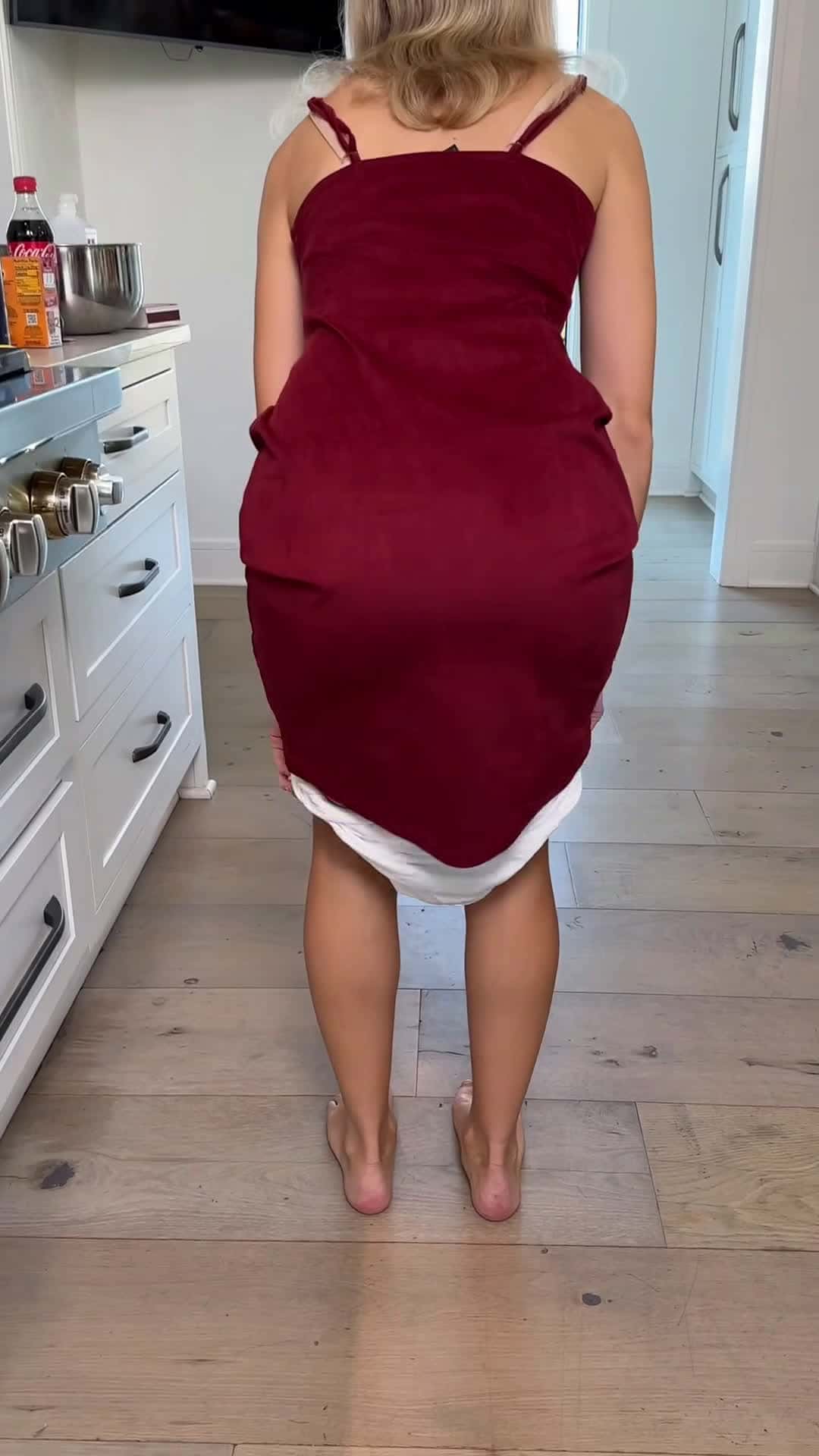 Cover for Girl has a brilliant way of keeping clothes clean! 🤯