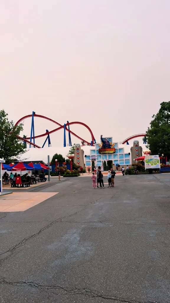 Cover for Meet me by the park 🎡🎢 #fyp #sixflags #rollercoaster #themepark #extremethrills #travel #loop #fly #fun  created by Extreme Thrills with mightbeyafavsoundsacc’s original sound