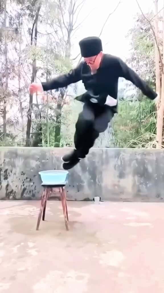 Cover for 😂😂😂😂 created by يحيى الزعبي 🇯🇴 with يحيى الزعبي 🇯🇴’s الصوت الأصلي