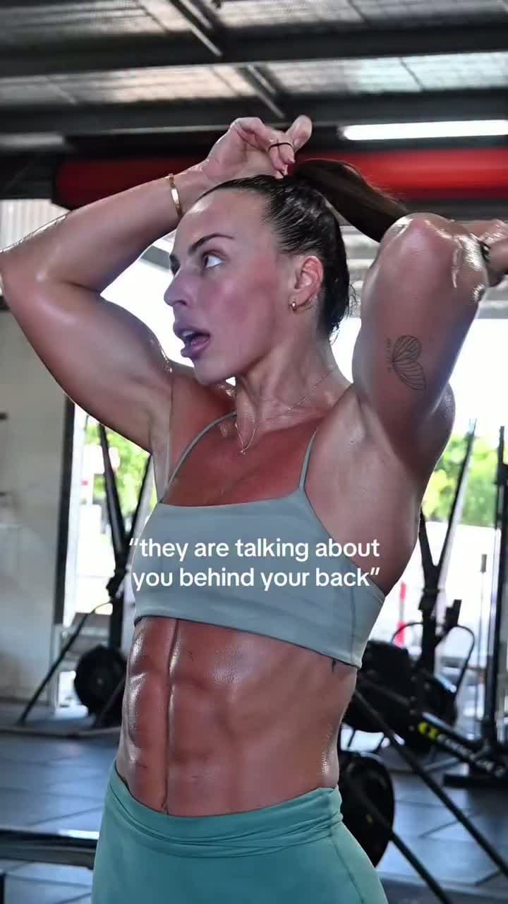 cover for his back 🫶🏽🤪 #trending #crossfit #caughtoncamera 