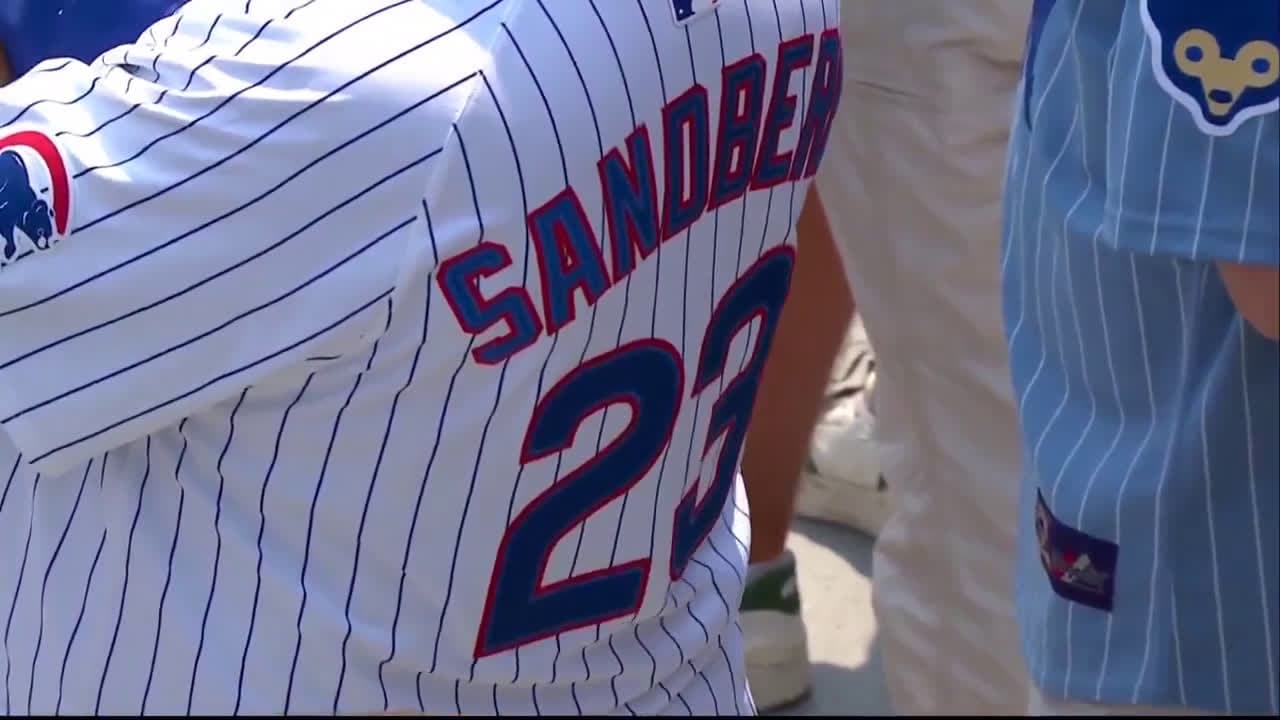 cover for Wrigley Field pauses for 23 seconds to honor Cubs legend Ryne Sandberg 🕊️ #Cubs #RyneSandberg #Baseball #WrigleyField