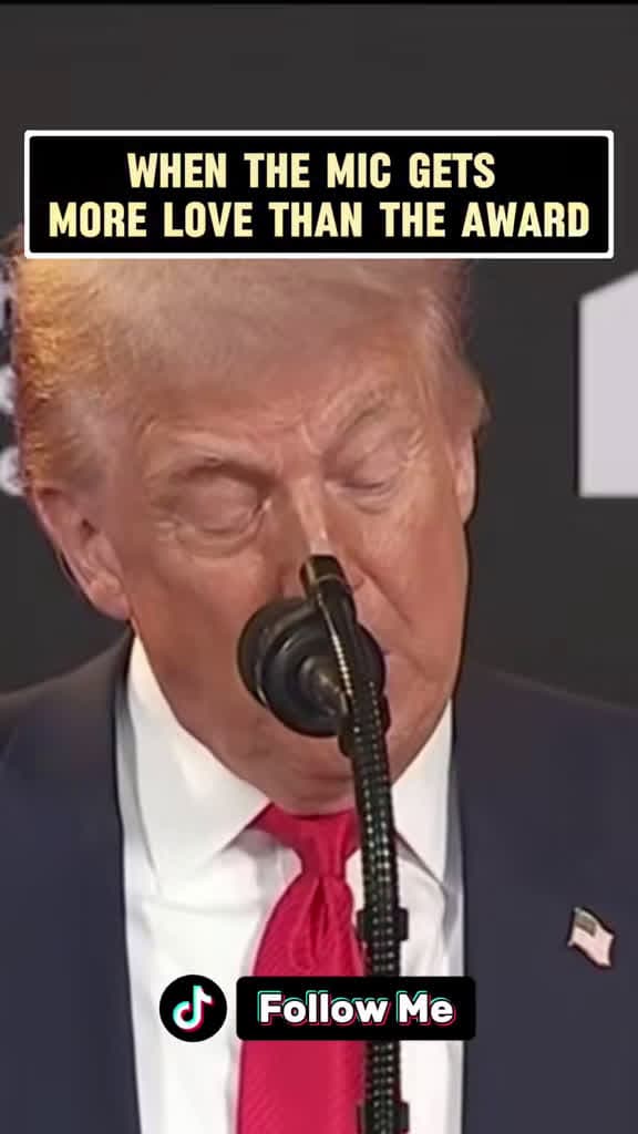 cover for Trump's mic steals the show as he names Stallone a 2025 Kennedy Center honoree — pure comedy gold 🎤😂 #Trump #Stallone #KennedyCenter #PoliticalComedy