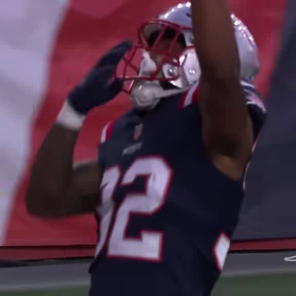 cover for TreVeyon Henderson’s Unreal NFL Debut! 🔥😳 #NFL #Patriots #TreVeyonHenderson