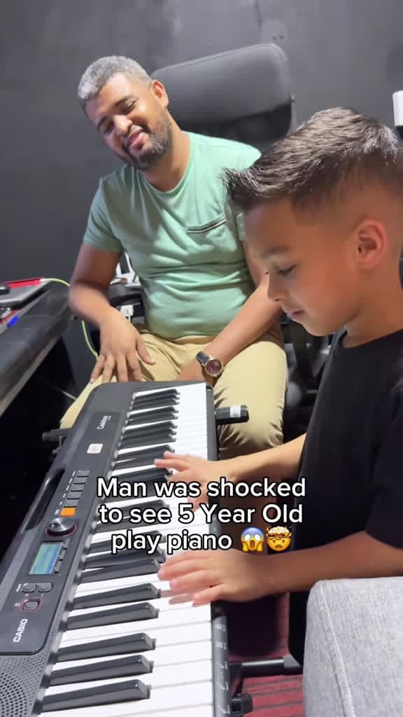 cover for 5-year-old prodigy Jelijah Diaz steals the studio by nailing Eiffel 65's 'Blue' on piano for a famed Dominican producer—watch the room erupt in awe 🎹 #Piano #Prodigy #YoungMusician #BlueEiffel65 #Music