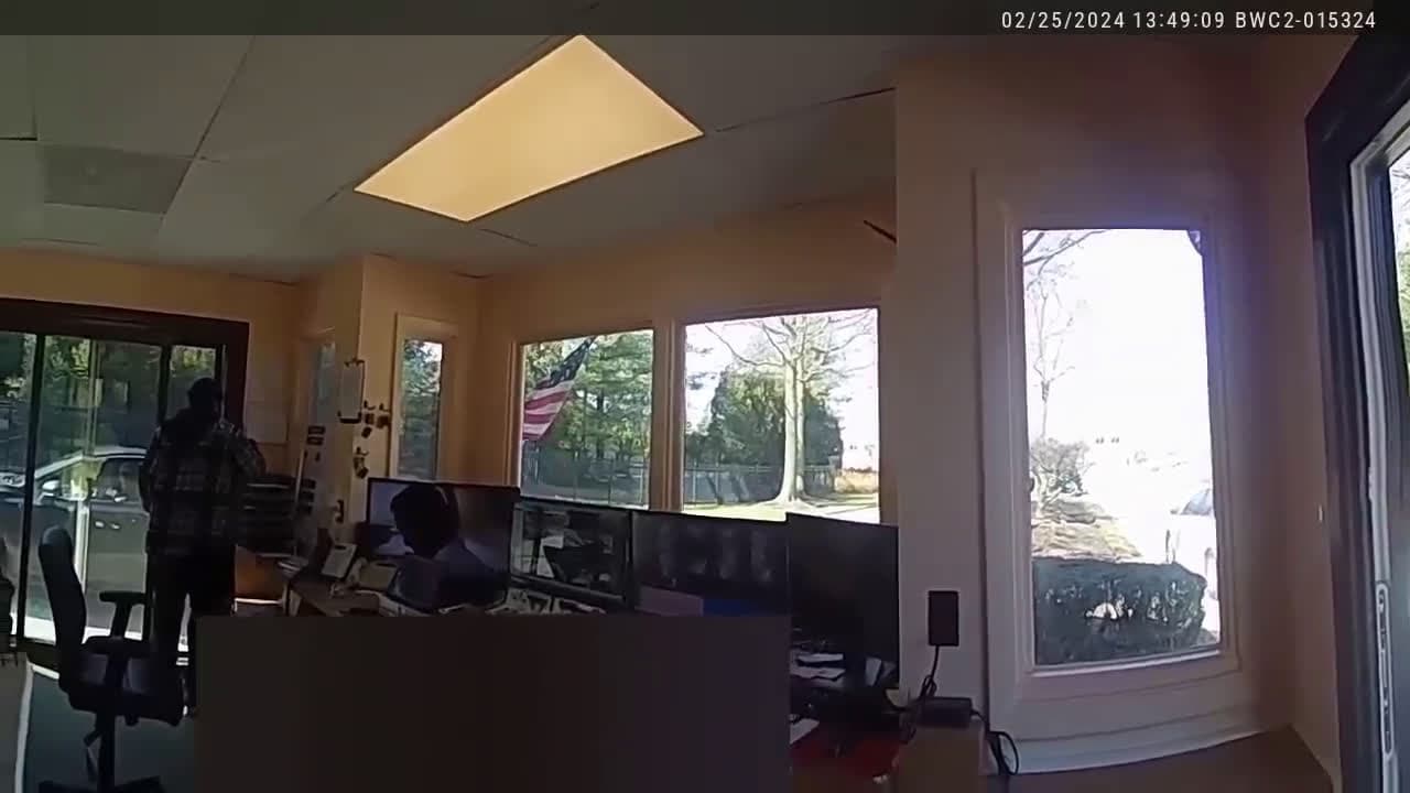 cover for Police Surprise Mother at Work After 5-Year-Old Was Found Home Alone - 002 #scoopz 