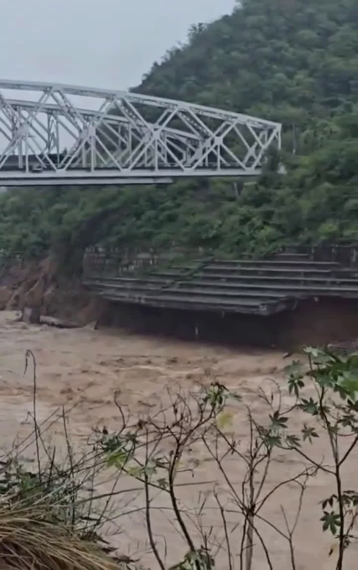 cover for Train crosses just as bridge collapses! 🌊🚆 #EngineeringFail #FloodImpact #DramaticMoments