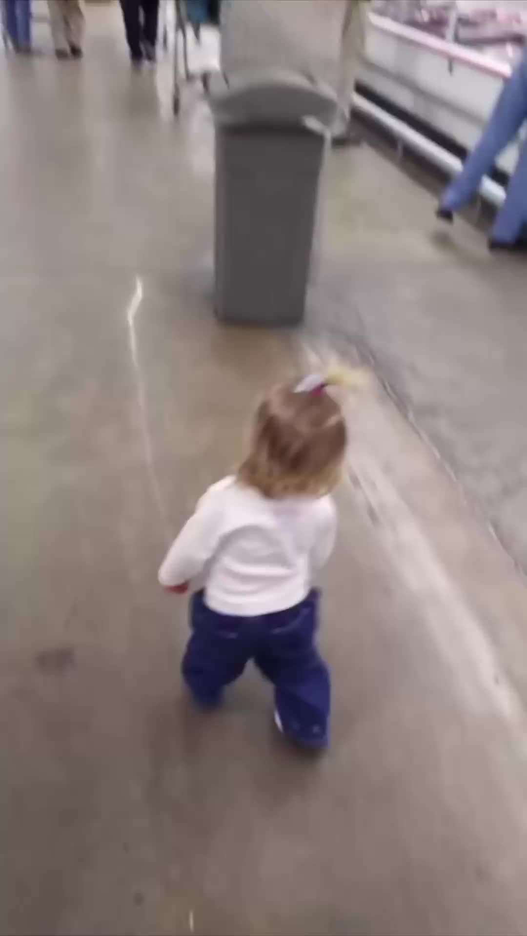 cover for This little girl knows how to make friends 