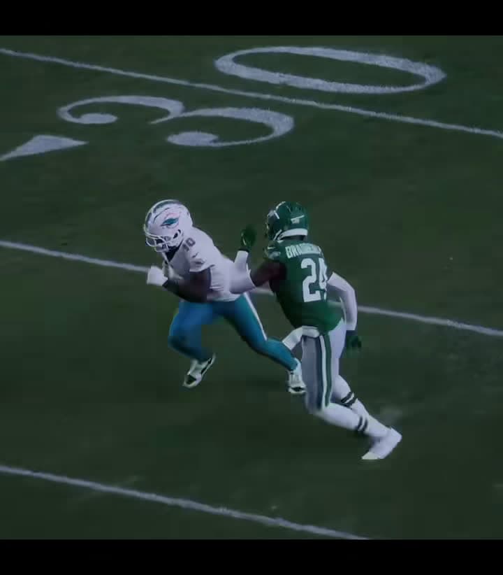 cover for Tyreek Hill was on another level 🔥 #TyreekHill #NFLHighlights #Chiefs