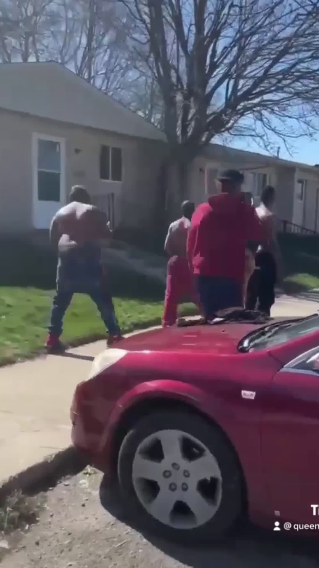 cover for my aunts using self defense. i do not support violance in any way. glad her sister was there to stop her from getting jumped.#scoopz #funny #fyp #favmovieclip #foryou #foryoupage #caughtoncamera #viral #viralvideo #fypシ 