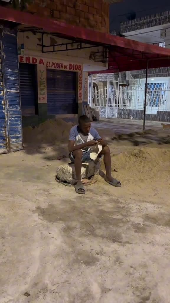 cover for La llorona anda suelta en las calles shorts funnycat humor virals bromas viraltiktok mundo 02698 #trend