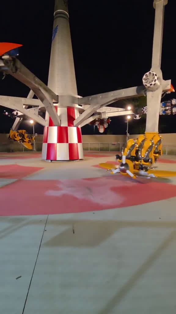 cover for Air Racers in the DARK 🌙  #carowinds #thrillride #fyp #sixflags #amusementpark  created by 🅲🅰🆁🅾🆆🅸🅽🅳🆂 𝐅𝐚𝐧𝐬 with TimTaj’s Summer party (20 seconds)