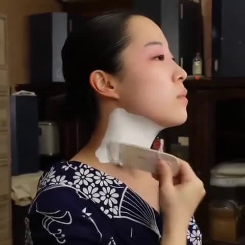 cover for Transforming into a geisha with traditional oshiroi makeup made from rice powder! 🌸 #Geisha #MakeupTransformation #JapaneseCulture