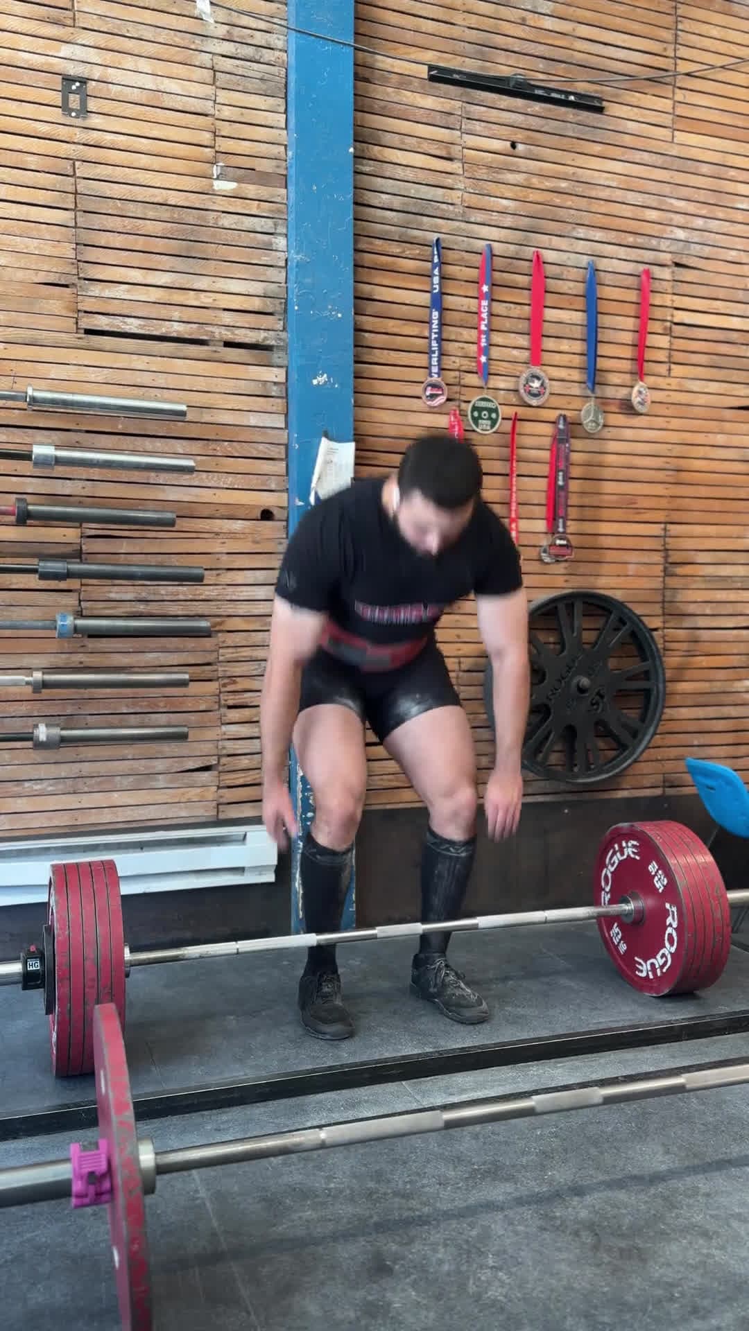 cover for 275 kg (606 lbs) for 3 reps on the conventional deadlift — PR unlocked! 💥💪 #Powerlifting #Deadlift #PR #StrengthTraining