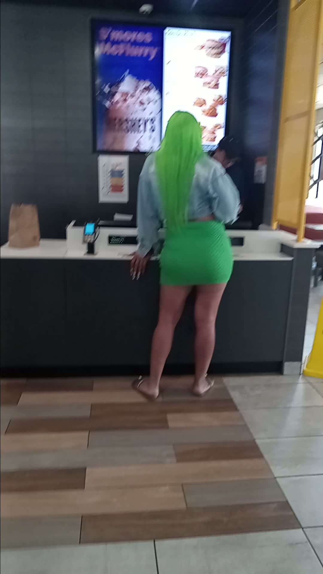 cover for womàn scares Mcdonalds worker until cops came # # # # # #