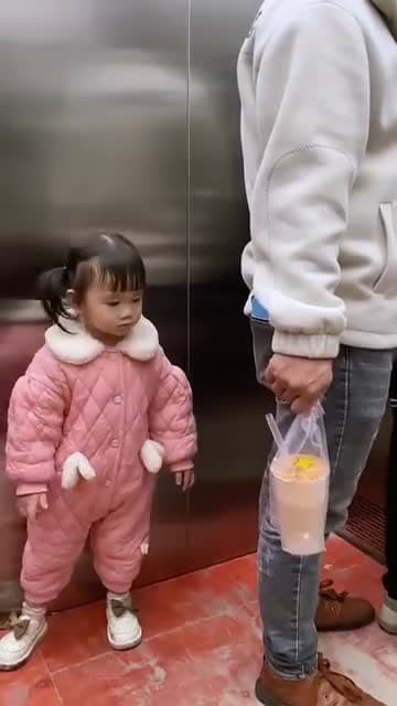 cover for 🤣🤣🤣🤣what amazing baby girl is this. Very claver 