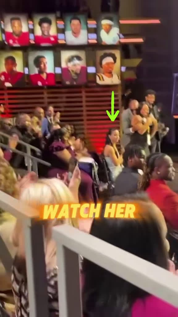 cover for Deion Sanders tells Travis Hunter’s girlfriend to stand as he’s named Heisman winner — she’s the first to sit down, sparking reactions 😳🔥 #TravisHunter #Heisman #DeionSanders #CollegeFootball #Drama