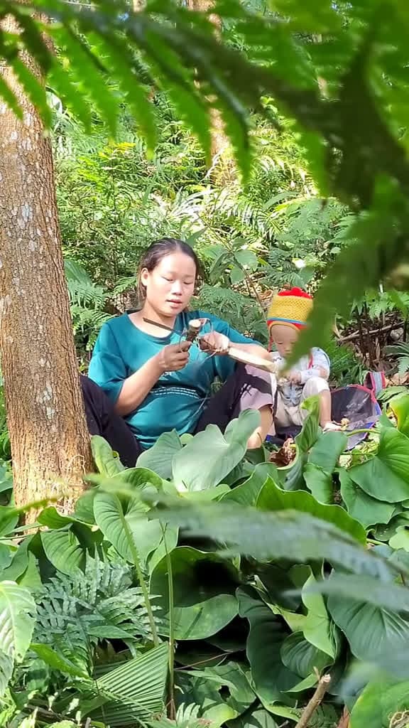 cover for Pregnant mother  Go dig up wild tubers to sell. Buy instant noodles and eggs to take home 97230 #trendingscoopz