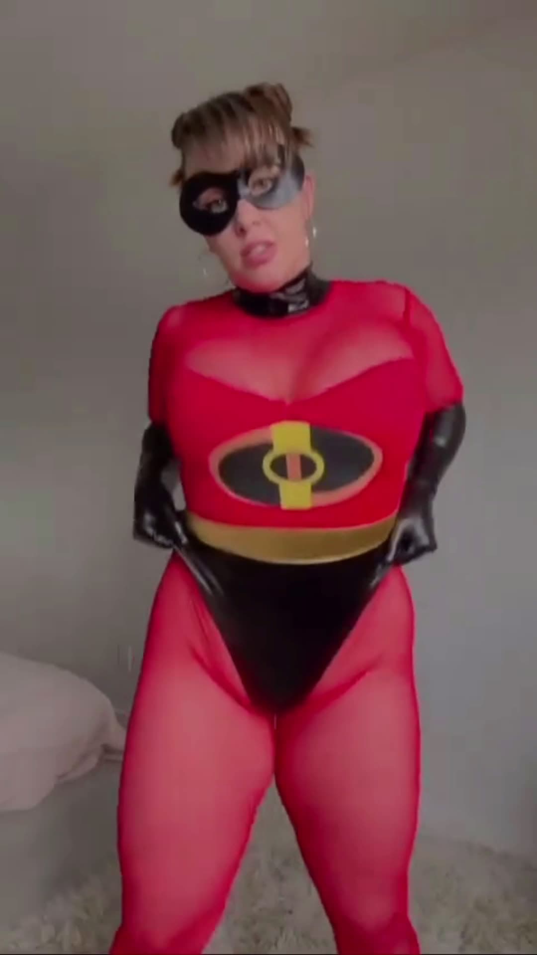 cover for Incredible, ain’t it? ;)#incredibles #pixar #pixarmom #fashionnova #costume #cosplay #reels #explore 