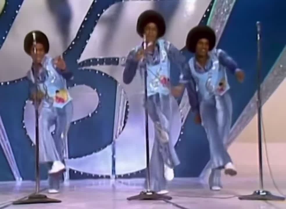 cover for Michael Jackson gets tangled in a microphone cord but dances his way out of it flawlessly—1979 moment that proves he could improvise and own the stage 🎤🕺 #MichaelJackson #KingOfPop #DanceLegend #ClassicMoment