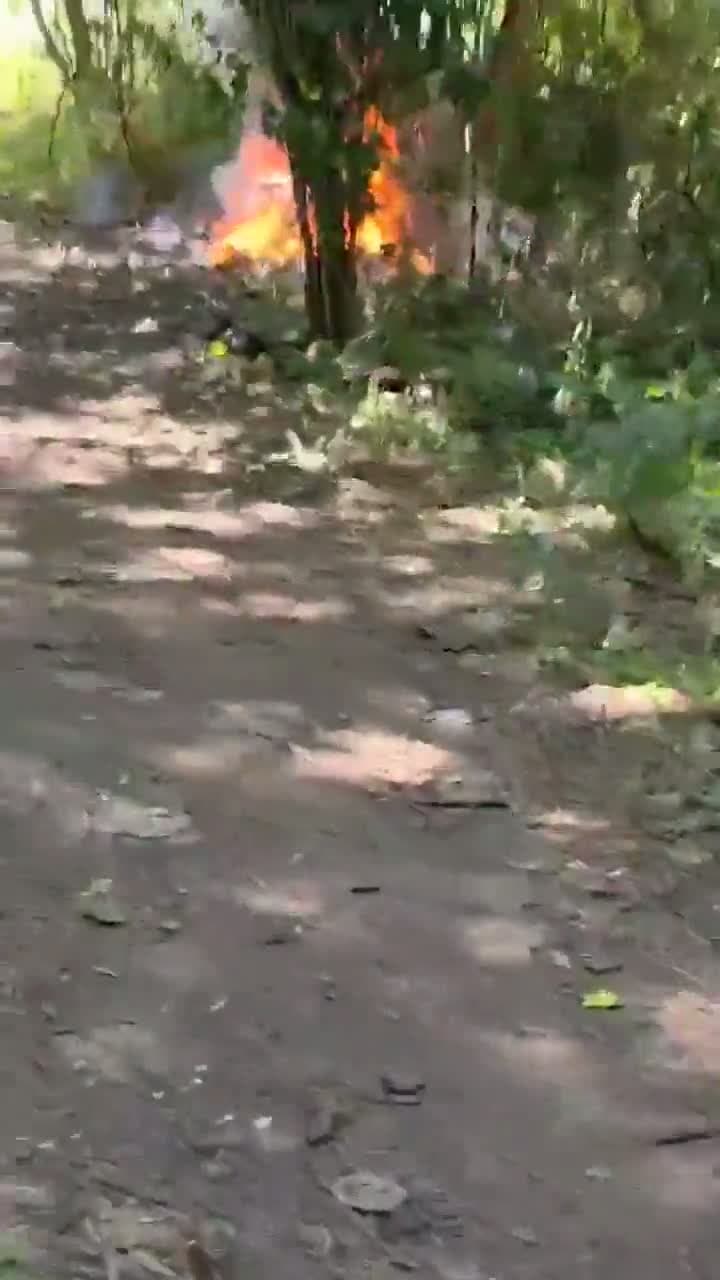 cover for Russian soldier outsmarts a drone: “It tried to catch me, then bam!” 🚁💥 #DroneCrash #MilitaryAction #EpicMoment