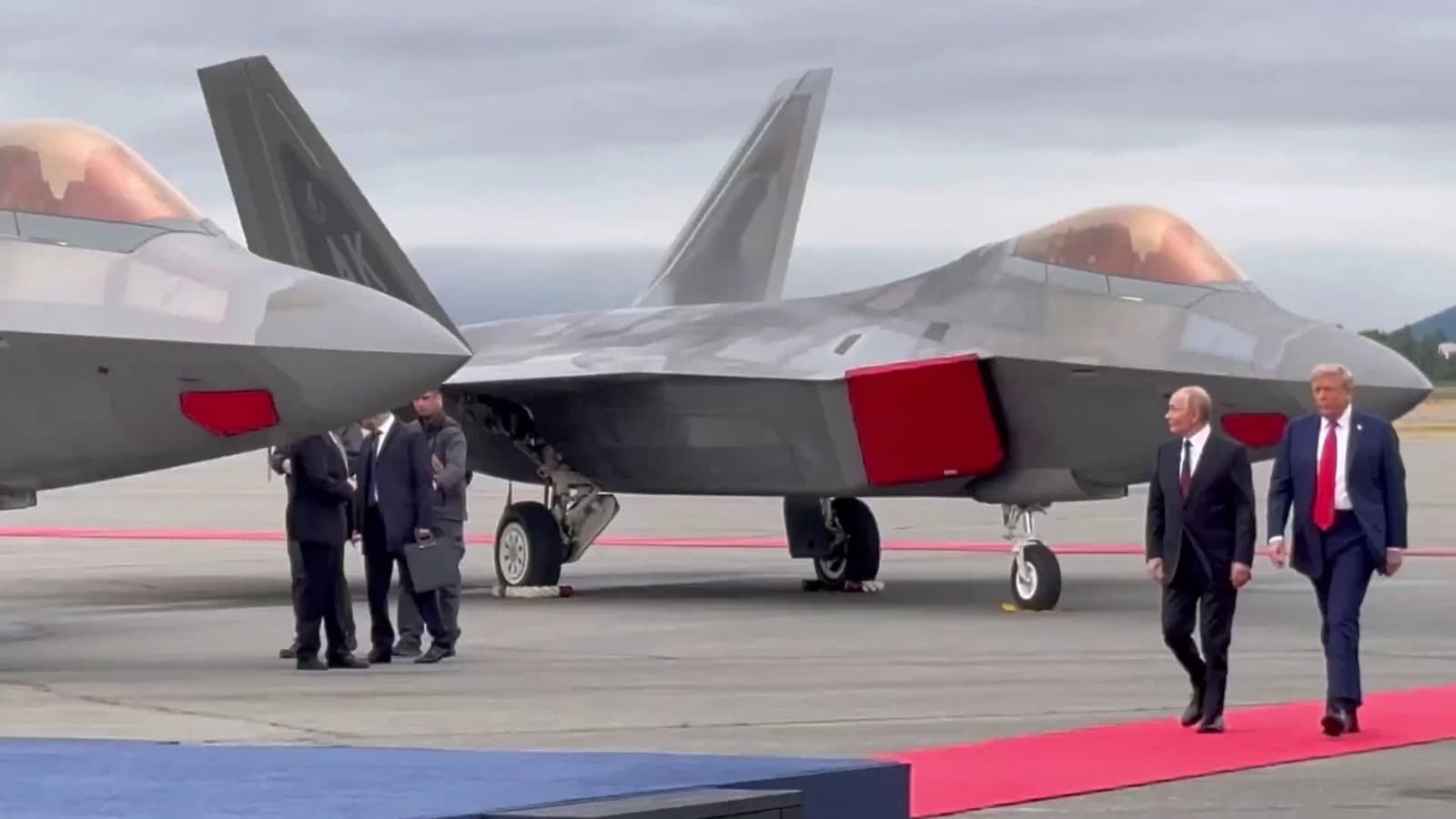 cover for Epic flyover: B-2 Spirit with four F-35s as leaders meet on the tarmac ✈️ #Aviation #B2Spirit #F35 #WorldLeaders