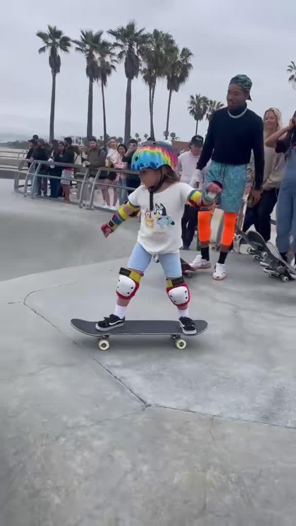 cover for 4-year-old skater girl’s hilarious debut at Venice Beach Skatepark! 😂🛹 #Skateboarding #VeniceBeach #SkaterGirl