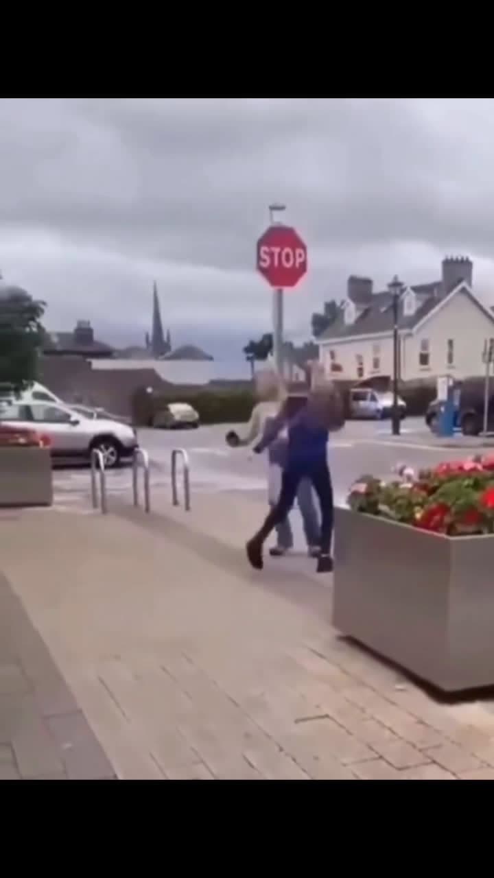 cover for A esta le aplicaron la 1, 2, 1, 2 / This one was given 1, 2, 1, 2.😮‍💨🤭 #pelea #viral #parati