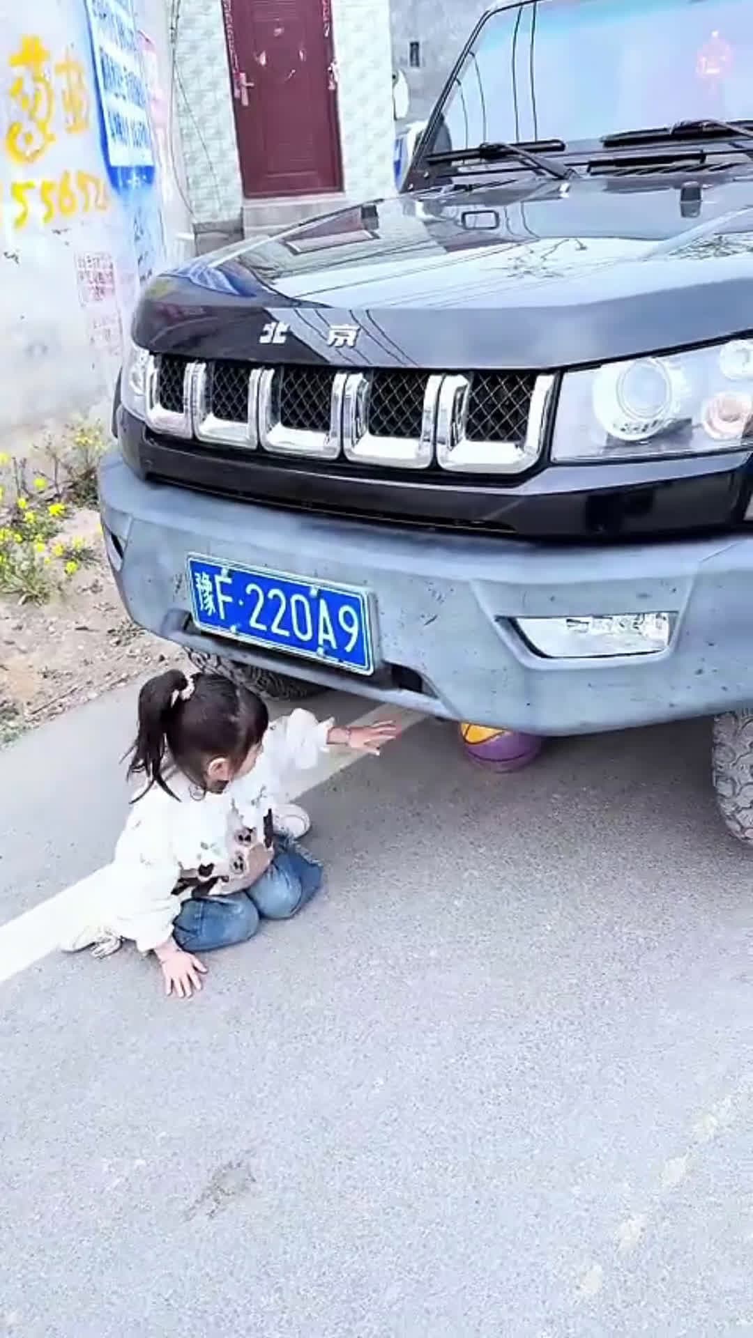 cover for This young man is so kind. Fortunately, she was found in time, or the little sister would be in dan #wholesome 
