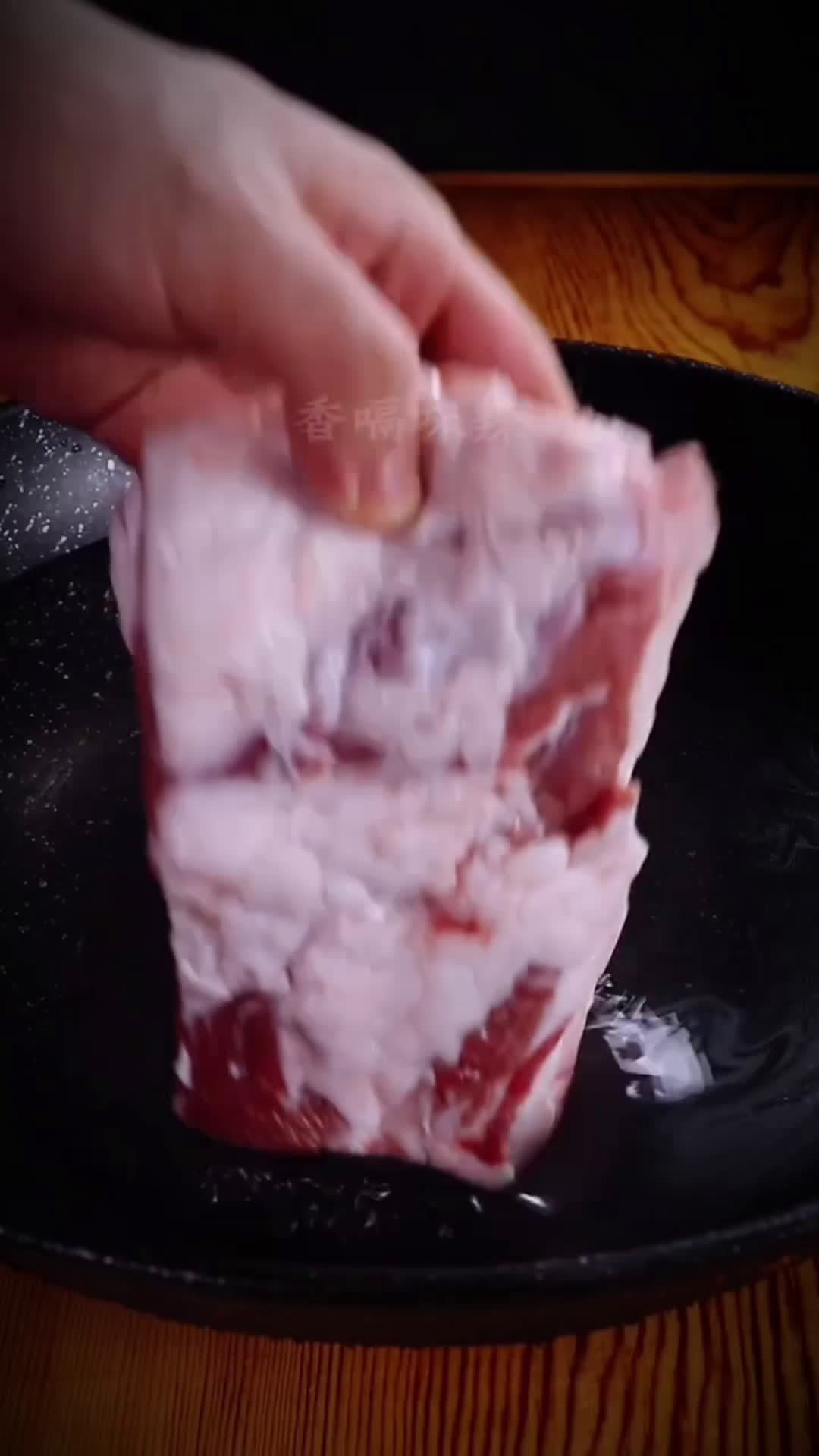 cover for 4. Wrap the marinated pork belly with tin foil four times to expose the skin, apply salt on the skin, and air fry in 200 degrees for 20 minutes.5. After baking, remove the tin foil, scrape off the salt, brush with white vinegar,