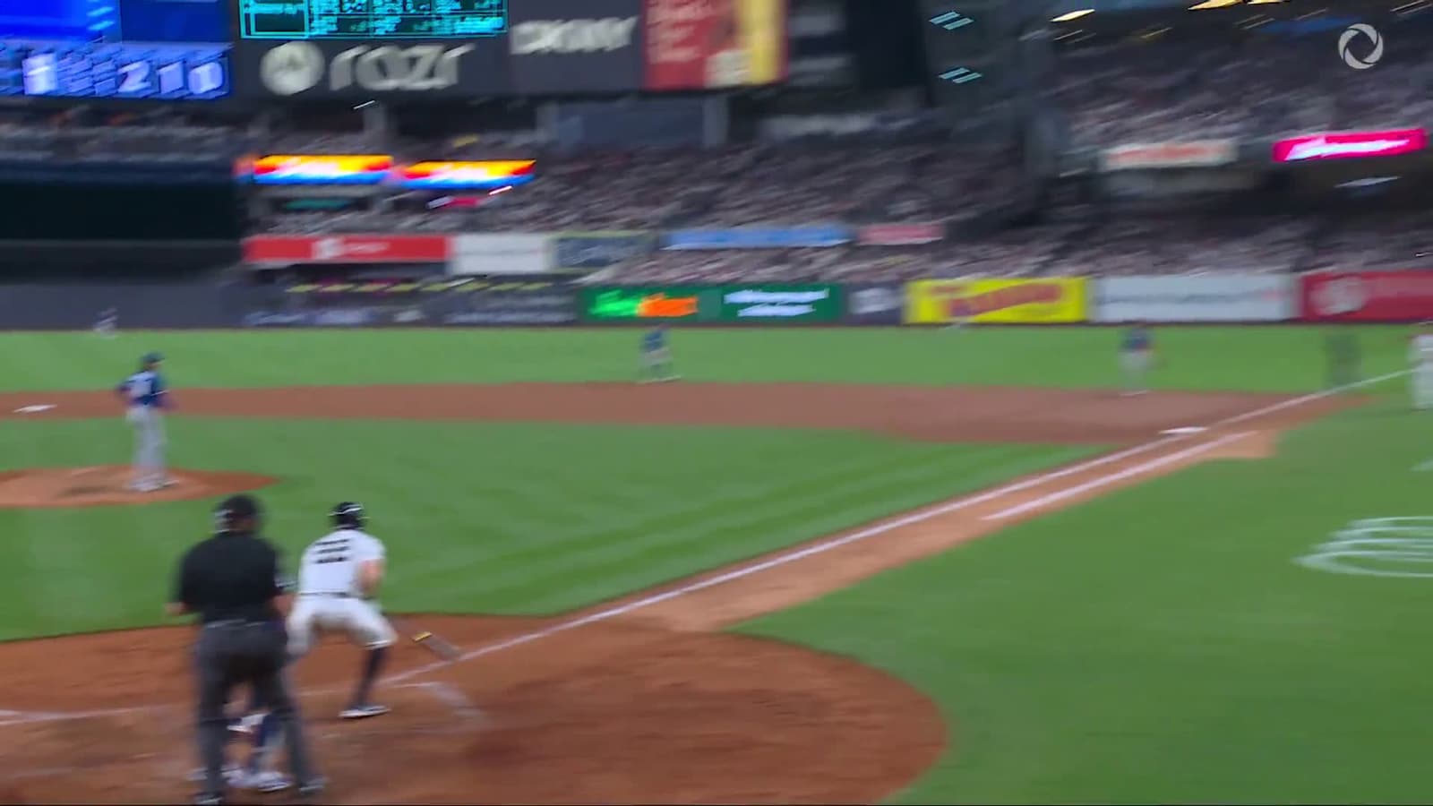 cover for Yankees ball girl’s epic diving catch earns cheers from Vlad Guerrero Jr! ⚾👏 #MLB #Yankees #VladGuerreroJr #EpicCatch