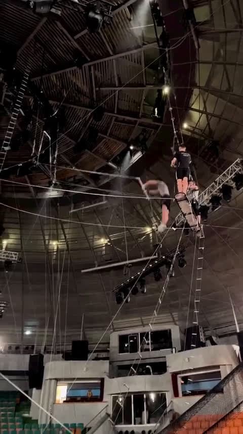 cover for multimao circus flyingtrapeze aerial aerialist gymnastics crazy circusshow flip acrobatics 72385 #america