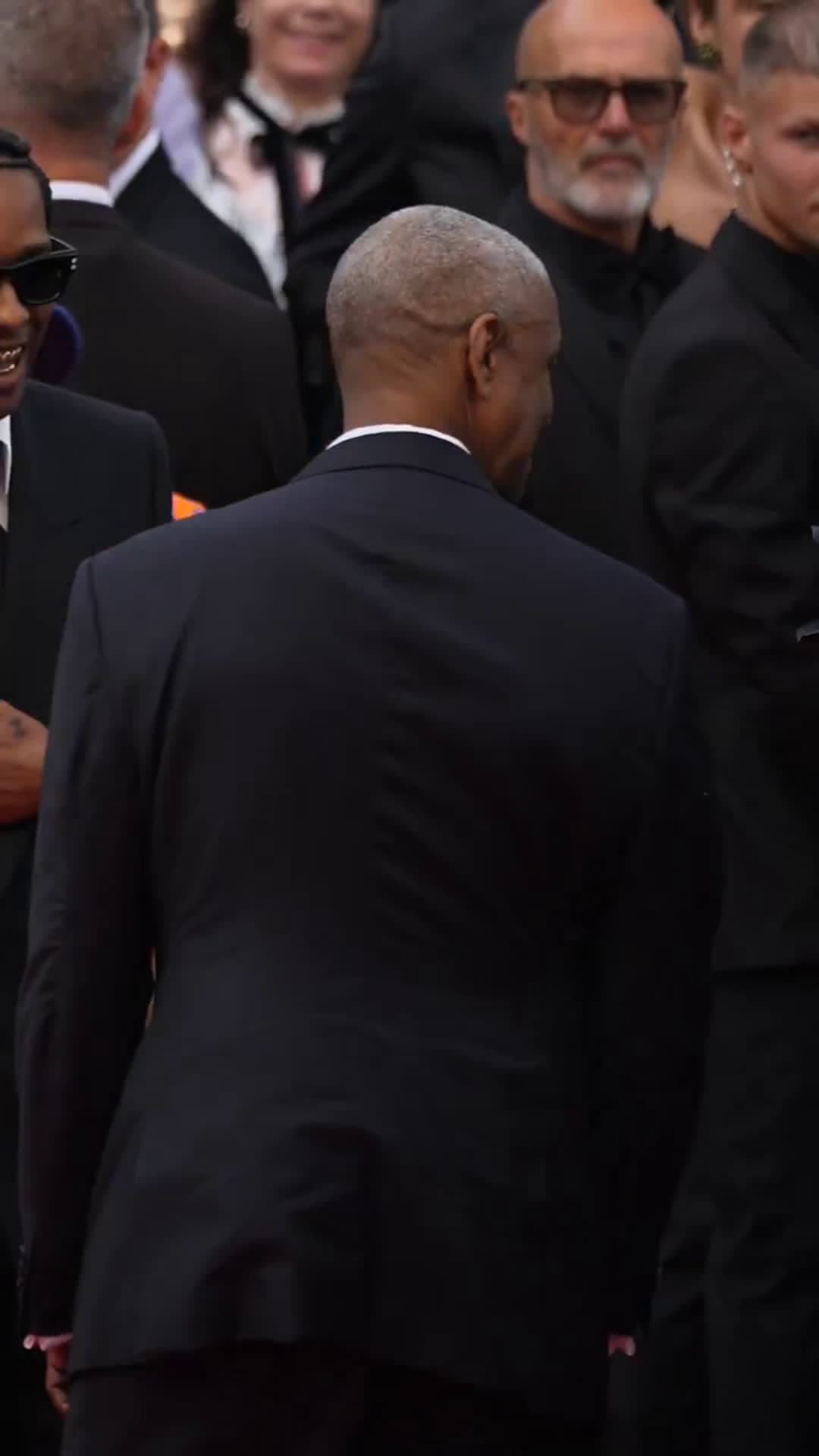 cover for Denzel Washington gets into a confrontation after being grabbed by a photographer 👀😳#fight #espys #crazy
