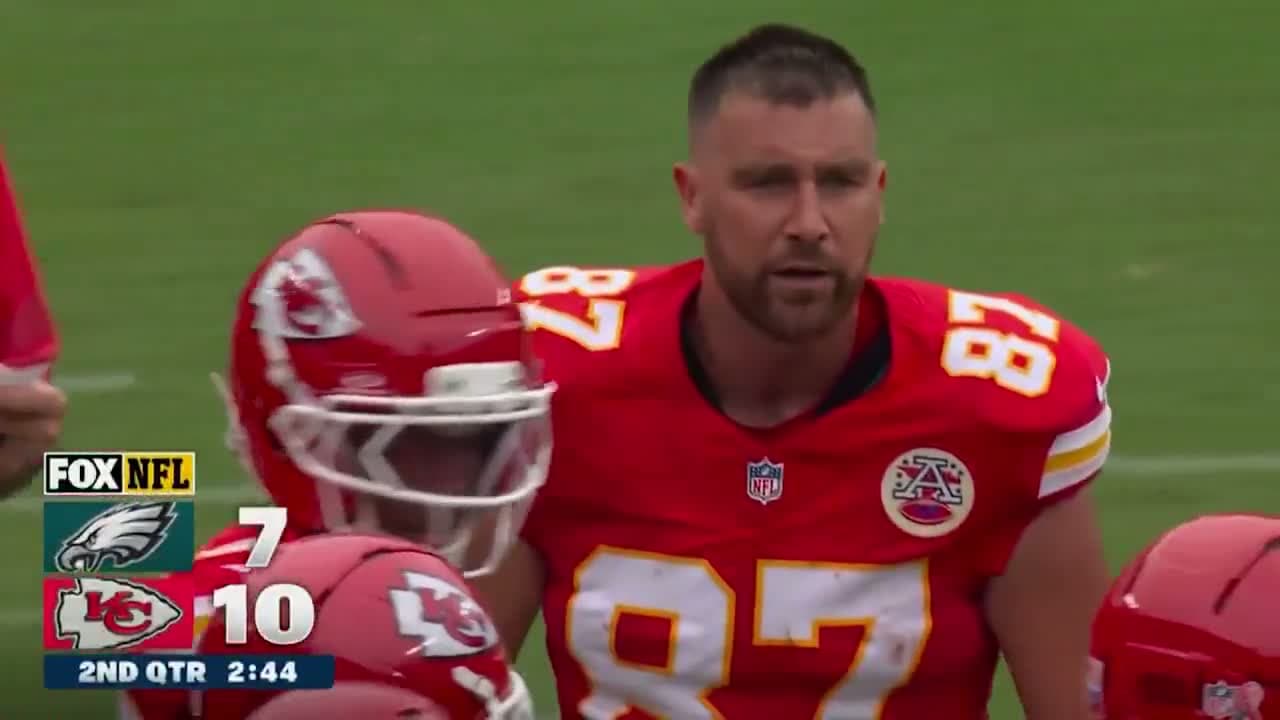 cover for Travis Kelce storms the sideline, spikes his helmet, and yells after Mahomes’ clutch rushing TD! 🔥 #NFL #TravisKelce #PatrickMahomes #FootballMoments