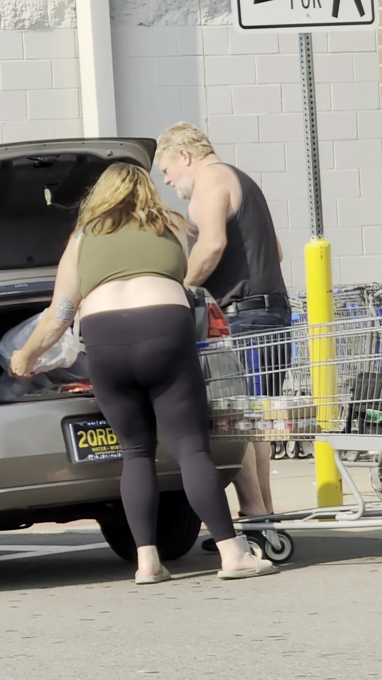 cover for Taylor Walmart, I thought it was Jessica's Mom from the back. I'm not sure if it was or not but that's definitely not her dad. but that's not nothing for their family just to be with seven or eight different individuals. So... 