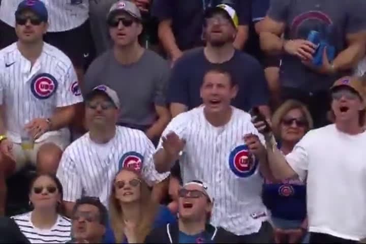 cover for Anthony Rizzo honored at Wrigley, nearly catches opening home run! ⚾🔥 #WrigleyField #AnthonyRizzo #MLB #BaseballMagic