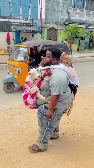 cover for I Never Knew this will happen when carrying a live food🤣 #caugtoncamera