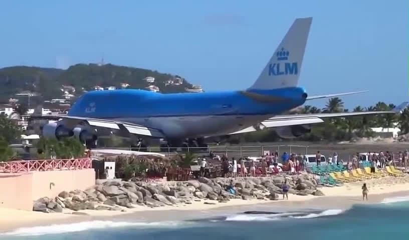 cover for Watch as a Boeing 747’s jet blast sends beachgoers flying at St. Maarten! ✈️🌊 #PlaneSpotting #StMaarten #Aviation #TravelFails