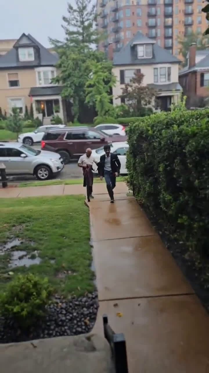cover for Wholesome moment as Seirawan warmly welcomes Gukesh arriving in the rain at the Sinquefield Cup ☔️ #Chess #SinquefieldCup #Gukesh #Seirawan #Wholesome