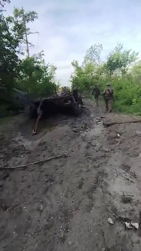 cover for Ukrainian troops on the move near Chasiv Yar: frontline action 🇺🇦 #UkraineWar #ChasivYar #Military