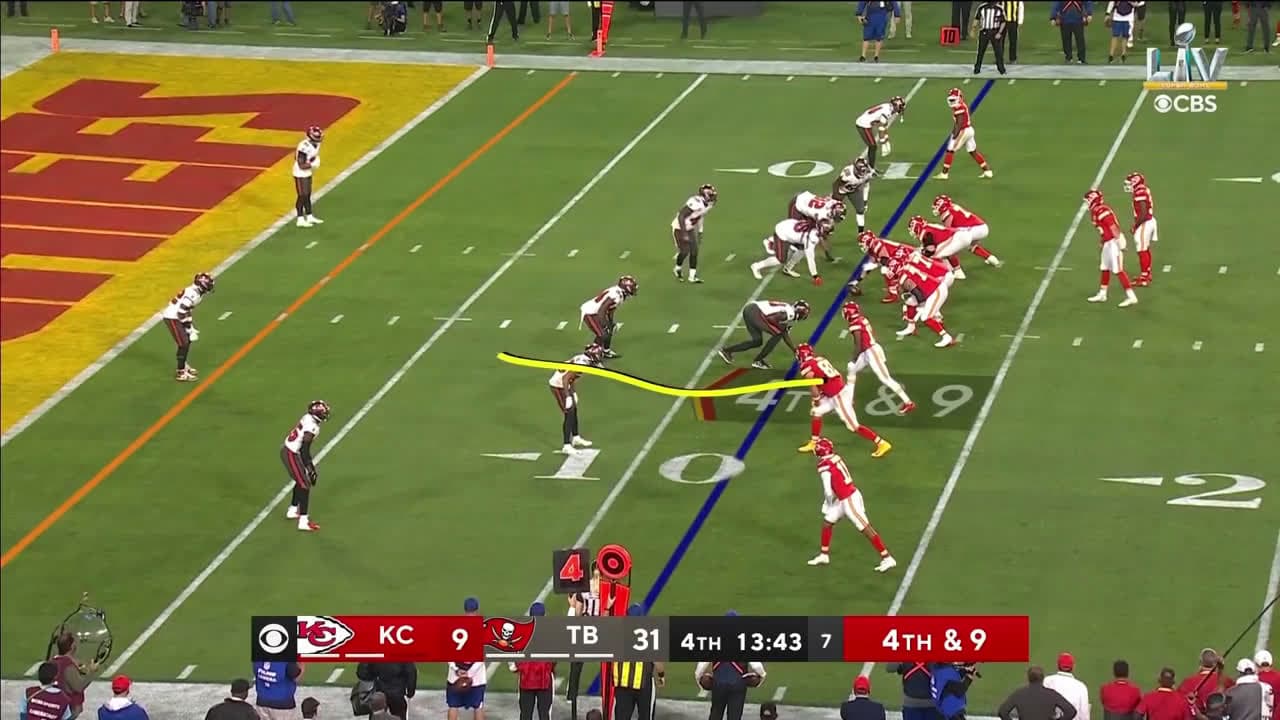 cover for Mahomes delivers a perfect diving throw—only for the receiver to drop the ball. Unreal highlight. 🔥 #NFL #Mahomes #Chiefs #Football