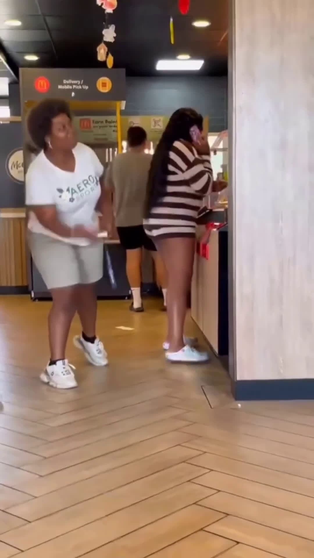 cover for Yall fighting over them cheap ass hamburgers 🥱🥱🥱🤨🤨🤨🤨😆😆😆😆😆😆  #fyp #fight #fightcam #reel #women #lmao #drama  #publicfreakout 